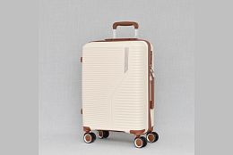 Компактен куфар в кремав цвят