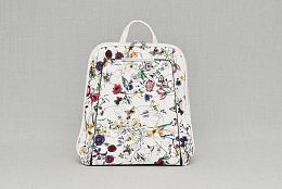 Дамска раница в бяло с цветен принт