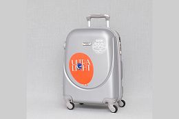 Сребрист куфар за ръчен багаж 