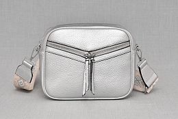 Дамска чанта за през рамо в сребрист цвят