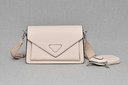 Елегантна дамска чанта в бежово