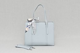 Стилна дамска чанта в светлосиньо с шалче