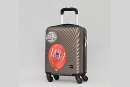 Релефен куфар за кабинен багаж в кафяво